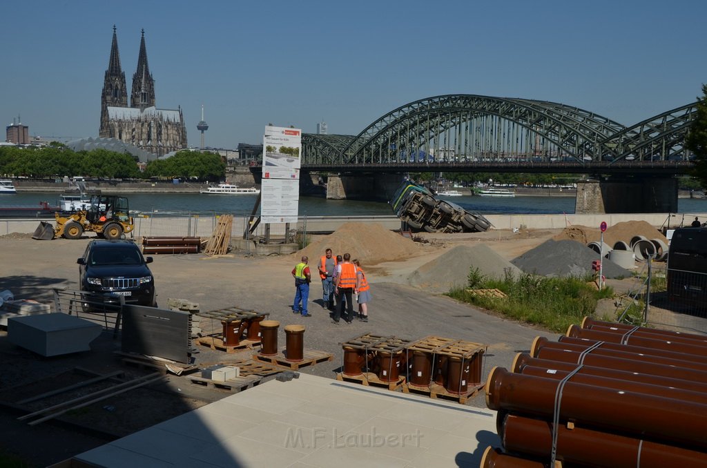 Betonmischer umgestuerzt Koeln Deutz neue Rheinpromenade P051.JPG - Miklos Laubert